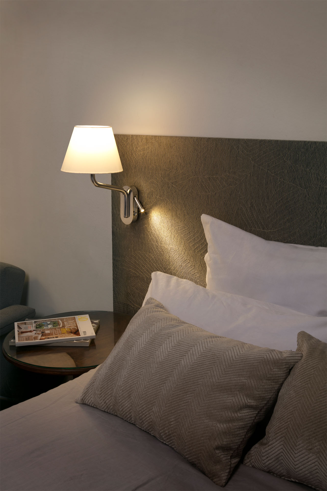 Faro ETERNA Wandleuchte mit linkem Leser, chrom/beige - Produktbild 2